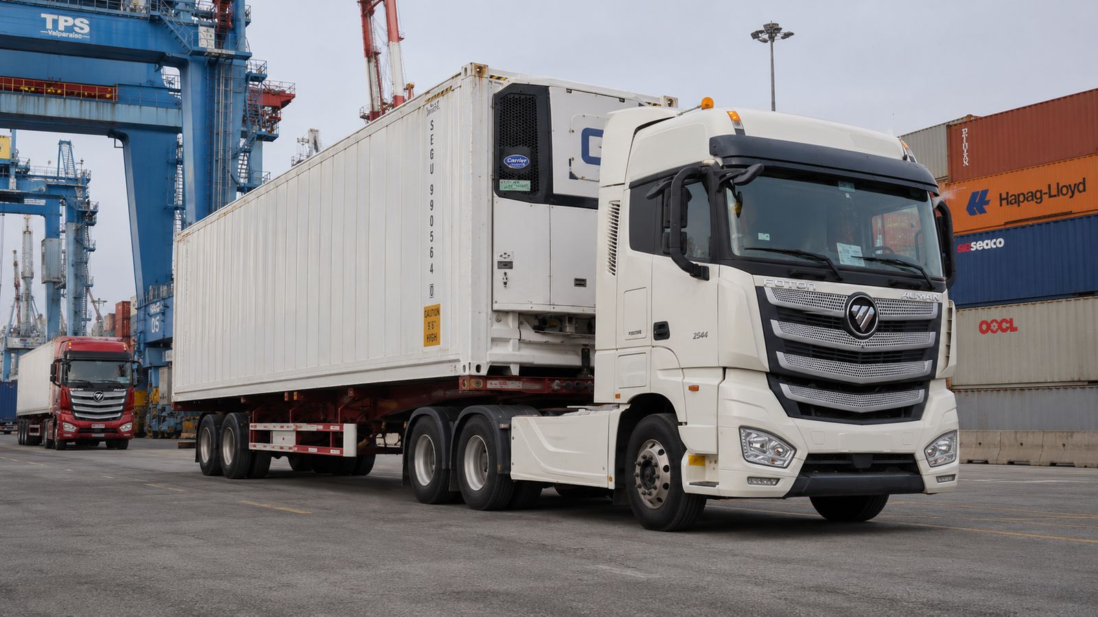 Rampla con contenedor refrigerado en terminal portuario